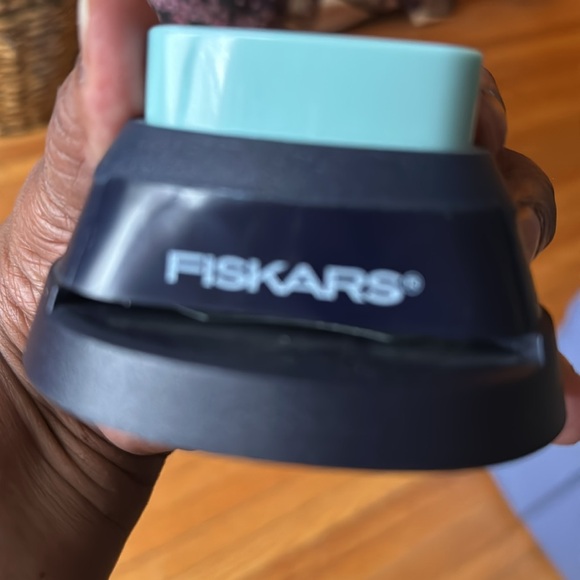 Fiskars 3-in-1 Embossed Scalloped Edge  Corner Paper Punch - Picture 9 of 9